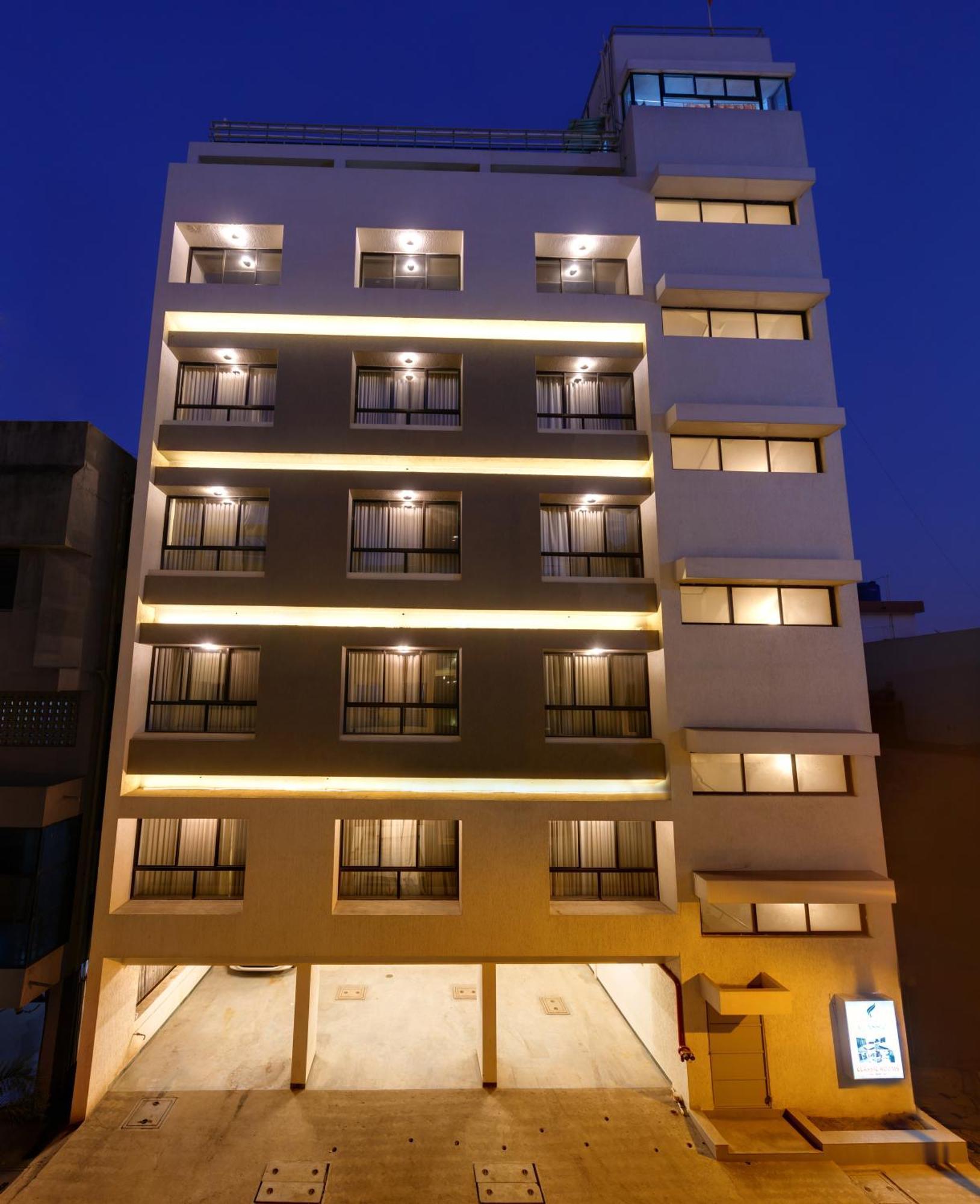 Hotel Classic Mid Town, Колхапур Экстерьер фото